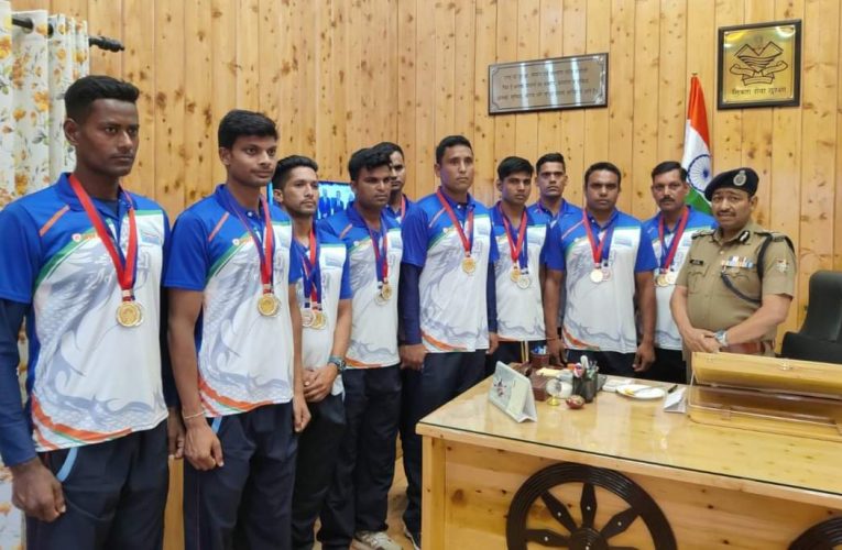 पुलिस महानिदेशक उत्तराखण्ड ने पदक प्राप्त खिलाड़ियों से मिलकर उन्हें शुभकामनाएं दी