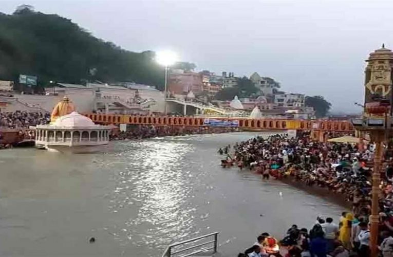 गंगा दशहरा पर धर्मनगरी में श्रद्धालुओं की भारी भीड़, हरकी पैड़ी पर लगा रहे हैं पुण्य की डुबकी, हर-हर गंगे, जय गंगे के जयघोष गूंज रहे