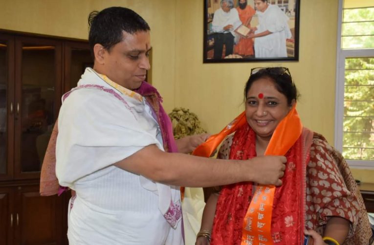 विधानसभा अध्यक्ष ऋतु खंडूरी पतंजलि पहुंची, आचार्य बालकृष्ण ने किया स्वागत