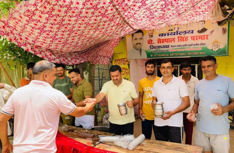 निर्जला एकादशी पर राहगीरों को शरबत पिलाया