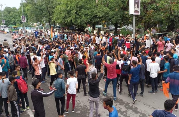 अग्निपथ योजना के विरोध में हल्द्वानी में नैनीताल हाईवे पर जाम लगाने वाले युवाओं पर हुआ लाठीचार्ज