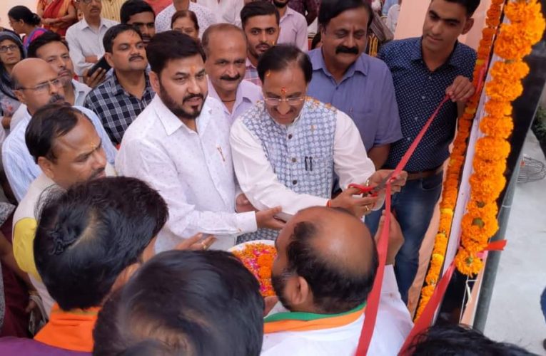 केंद्र और राज्य सरकार जन भावनाओं के अनुरूप ले रही है निर्णय: डॉ निशंक, पूर्व केंद्रीय मंत्री एवं सांसद डॉ रमेश पोखरियाल निशंक एवं अध्यक्ष नगर पालिका शिवालिक नगर राजीव शर्मा ने सड़कों का लोकार्पण किया
