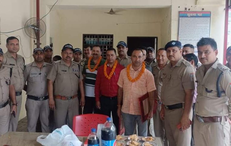 विदाई के अवसर पर भावुक हुए जवान, कोतवाल से बोले- साहब छोटा सा है अपना उत्तराखंड, फिर मिलेंगे चलते-चलते
