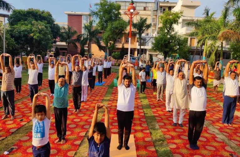 शिवालिक नगर में अंतर्राष्ट्रीय योग दिवस पूरे उमंग उत्साह के वातावरण में योग दिवस मनाया गया, बड़ी संख्या में लोग रहे उपस्थित