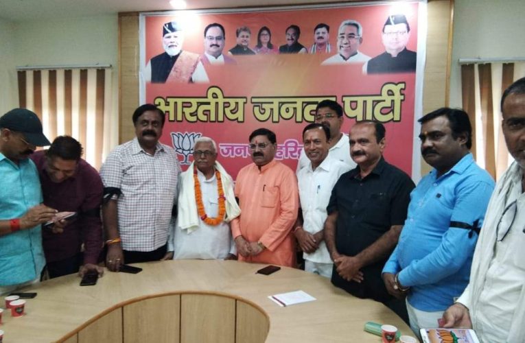 आपातकाल में दी गई यातनाओ के भुक्तभोगी डॉक्टर चेतन दास सैनी को भाजपा जिला मुख्यालय पर सम्मानित किया गया