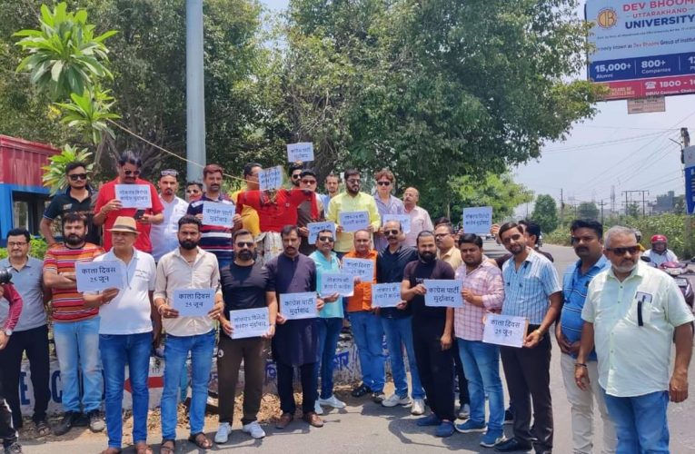 शिवालिक नगर में भाजपा कार्यकर्ताओं ने कांग्रेस पार्टी का पुतला दहन कर कांग्रेस के खिलाफ जोरदार नारेबाजी कर प्रदर्शन किया