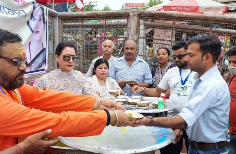 समाजसेविका रश्मि चौधरी ने श्री गंगा नारायण मंदिर में किया भंडारे का आयोजन, देश व प्रदेश की सुख-समृद्धि की कामना की