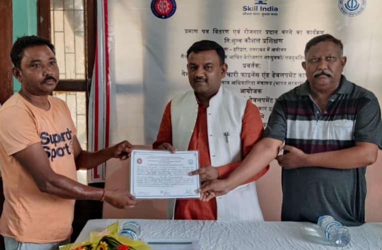 सीआईडीसी द्वारा सफाई कर्मियों एवं उनके आश्रितों को कौशल विकास प्रशिक्षण प्राप्त लाभार्थियों को वितरित किए गए प्रमाण -पत्र