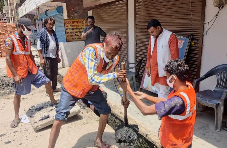 मेयर गौरव गोयल ने किया नालों की सफाई के कार्यों का निरीक्षण, सफाईकर्मियों को दिए निर्देश