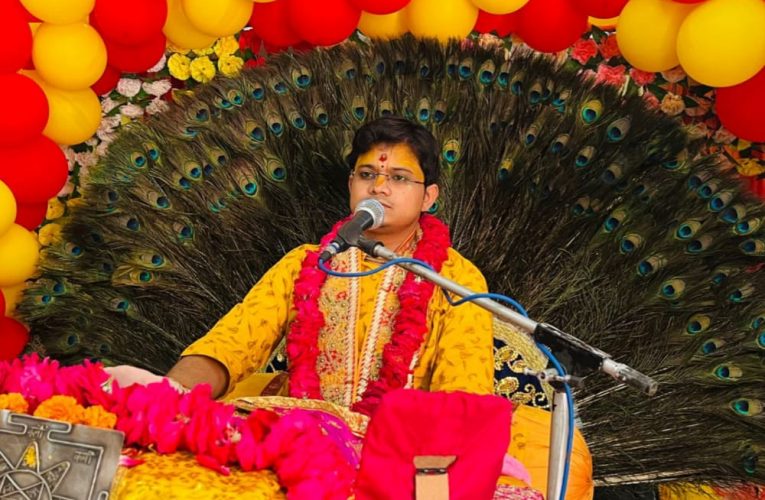 श्रीमद् भागवत कथा में कृष्ण जन्म पर नंद के घर आनंद भयो जय कन्हैया लाल की भजन पर झूमे श्रद्धालु