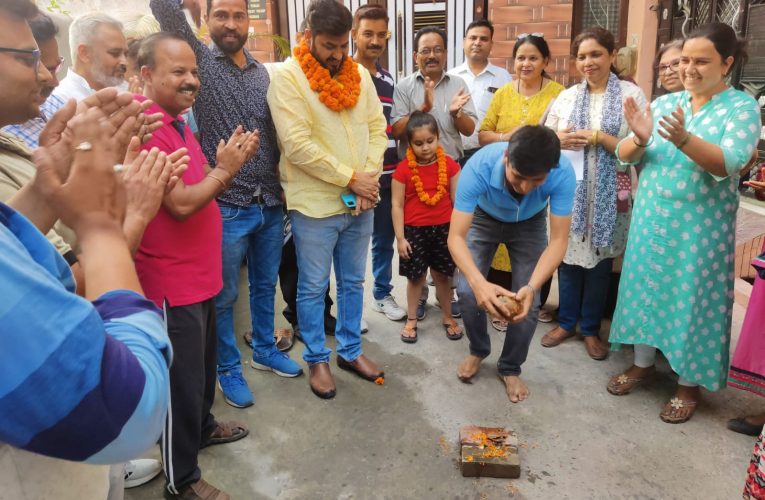 शिवालिक नगर क्षेत्र में निर्माण कार्य युद्घस्तर पर, पालिकाध्यक्ष राजीव शर्मा ने A-18 व A-22 में शुरू कराया सड़क का निर्माण कार्य