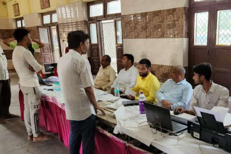 झबरेड़ा में समाजसेवी डाक्टर अमन गुप्ता ने लगवाया प्रमाण पत्र बनाने का शिविर, ग्रामीणों ने उठाया लाभ