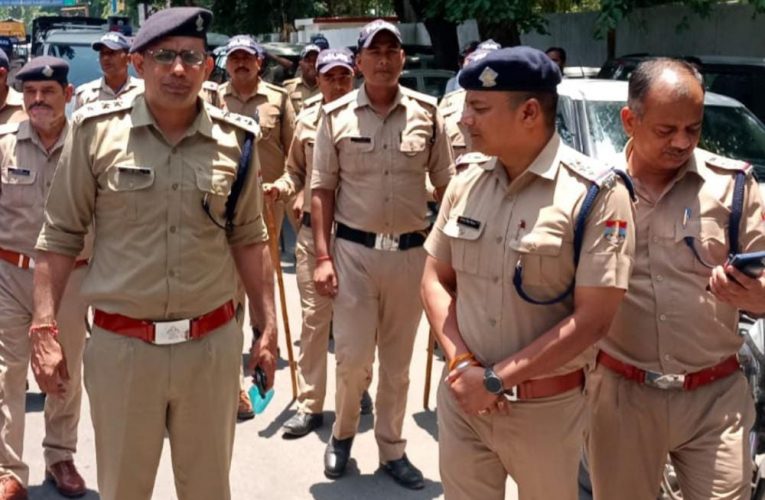 भारत बंद के आह्वान को लेकर रुड़की में पीएसी और पुलिस ने निकाला फ्लैग मार्च, अपनी मौजूदगी का कराया एहसास