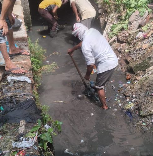 वार्ड नंबर 8 में सभासद अनुराधा ने नालों की सफाई कराई, कहा कहीं भी जलभराव की समस्या पैदा नहीं होने दी जाएगी