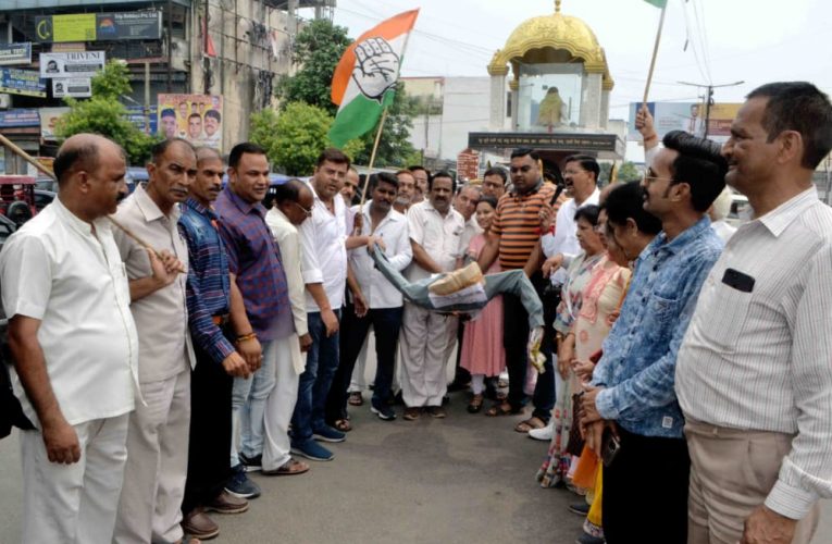 दुष्कर्म के आरोपियों की गिरफ्तारी को कांग्रेस का प्रदर्शन, कहा प्रदेश में अराजकता का माहौल, आरोपी घूम रहे खुलेआम