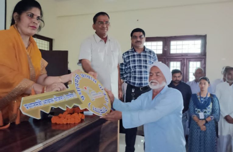 पीएम आवास योजना के तहत लाभार्थियों को वितरित किए चेक, सरकार के 100 दिन पूर्ण होने पर ब्लाक परिसर भगवानपुर में आयोजित किया गया कार्यक्रम