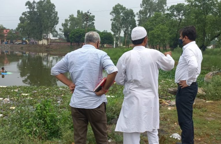उपजिलाधिकारी वैभव गुप्ता ने किया तालाब का निरीक्षण, लिए गए तालाब के पानी के सैंपल