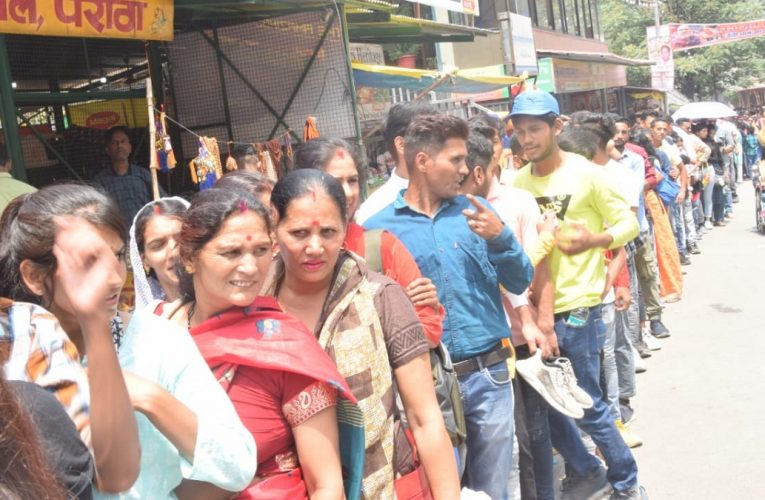 नीब कराेरी महराज के जयकारों से गूंज उठा कैंची धाम, दो किमी पहले से कतार में लगकर पहुंच रहे श्रद्धालु, श्रद्धालुओं में स्वत: अनुशासन और संयम नजर आ रहा