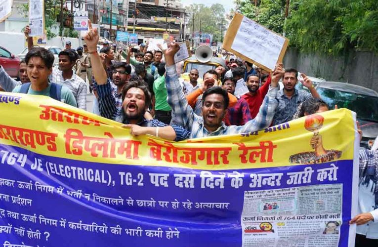 देहरादून: बेरोजगार युवाओं ने सरकारी विभागों में रिक्त पदों पर भर्ती की मांग को लेकर सचिवालय कूच किया