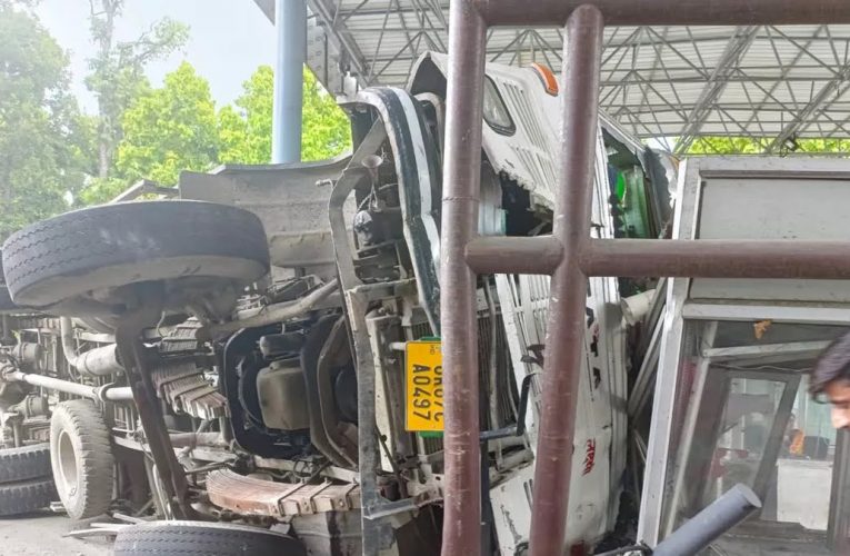 देहरादून: टोल प्लाजा पर अनियंत्रित होकर पलटा ट्रक, एक युवती घायल, टोल प्लाजा में बना केबिन भी क्षतिग्रस्त