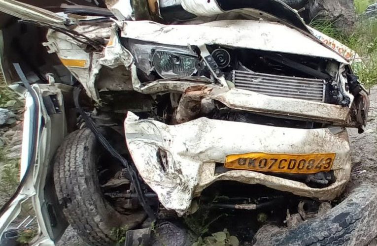 देहरादून आ रहा सेब से भरा वाहन अन‍ियंत्र‍ित होकर खाई में ग‍िरा, दो युवकों की मौके पर मौत, पुल‍िस ने ग्रामीणों की मदद से क‍िया रेस्क्यू