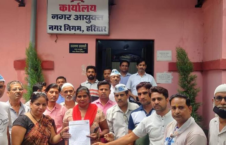 खुले में डाले जा रहे कूड़े के विरोध में आम आदमी पार्टी का प्रदर्शन, ज्ञापन सौंपा