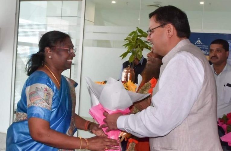 देहरादून पहुंचीं राष्ट्रपति पद की उम्मीदवार द्रौपदी मुर्मू, सीएम धामी ने किया स्वागत, सीएम आवास में होगी बैठक