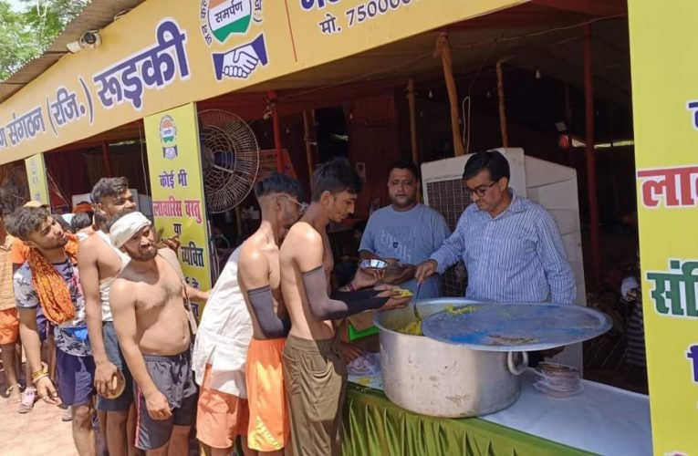 समर्पण जन कल्याण संगठन ने कांवड़ियों के लिए भंडारे का आयोजन किया