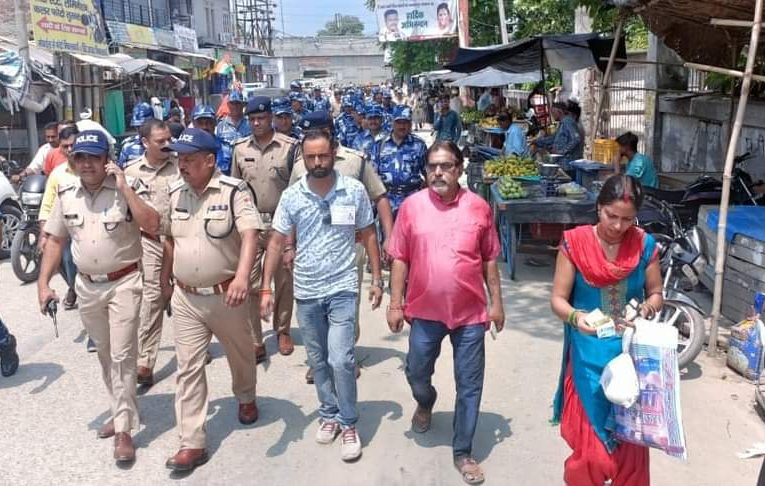 पुलिस ने पैरामिलिट्री फोर्स के साथ कांवड़ मेला क्षेत्र में निकाला फ्लैग मार्च, कांवड़ यात्रा को सकुशल संपन्न कराने की अपील की