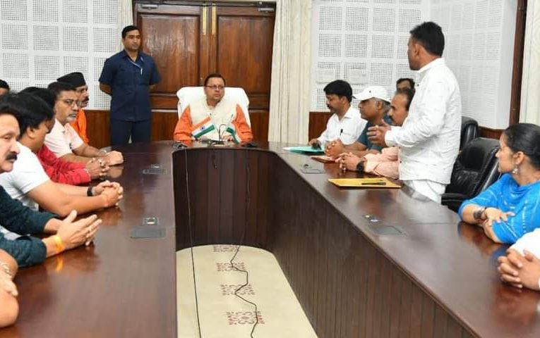 उत्तराखंड में सरकार द्वारा फिल्मों को दिया जा रहा है बढ़ावा, सीएम धामी से प्रदेश के कलाकारों ने की भेंट