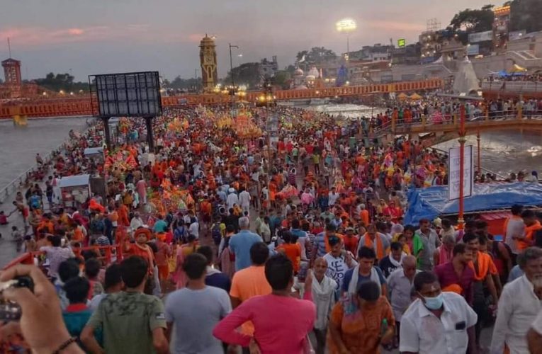 पंचक हटते ही धर्मनगरी में उमड़ी कांवड़ियों की भीड़, रंग-बिरंगी कांवड़ को देखने के लिए हाईवे के दोनों तरफ लोगों की भीड़ जुट रही