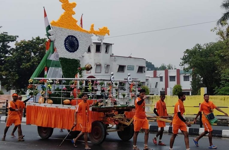 लोग अनेक प्रदेशों के, नाम सबका भोले, अनेकता में एकता का संदेश देती कावड़ यात्रा, छुआछूत जात पात को मात देती कावड़ यात्रा, तमाम सामाजिक बुराइयों पर कड़ा प्रहार करती हुई कावड़ यात्रा, राष्ट्रभक्ति का संदेश देती कावड़ यात्रा, सामाजिक समरसता को आगे बढ़ाती हुई कावड़ यात्रा, कावड़ यात्रा के जरिए दिए जा रहे संदेश से गदगद है लोग