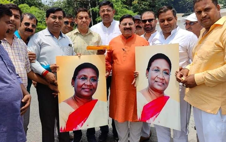 द्रौपदी मुर्मू को राष्ट्रपति चुनाव में मिली ऐतिहासिक जीत पर भाजपा कार्यकर्ताओं ने मनाया जश्न