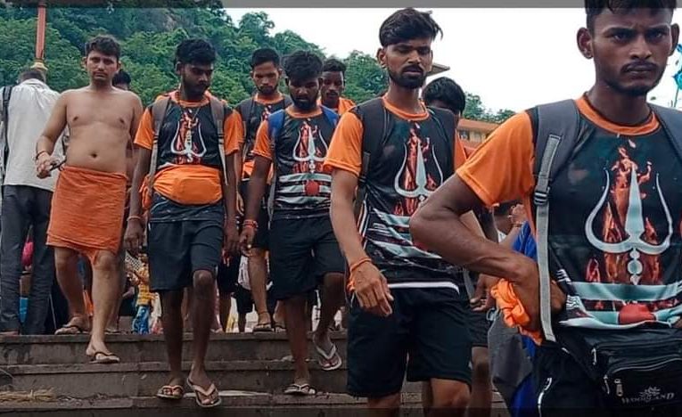 शुक्रवार को हरिद्वार में भारी संख्या में दोपहिया वाहन में कांवड़िए गंगाजल लेने पहुंचे, सुबह से ही हरिद्वार हाईवे पर साइलेंसर निकले बाइकों का शोर होता रहा