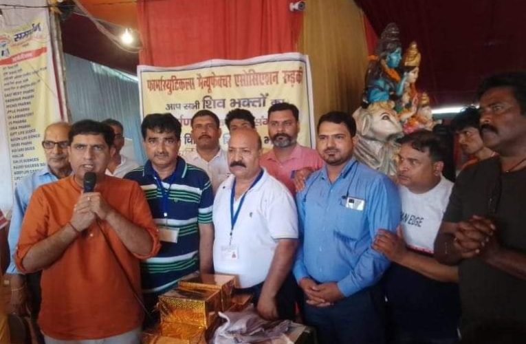 रुड़की शहर विधायक प्रदीप बत्रा और ज्वाइंट मजिस्ट्रेट अंशुल सिंह ने सफाई कर्मचारियों को सम्मानित किया