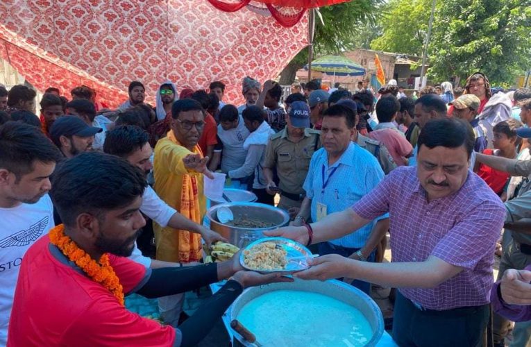 जिलाधिकारी विनय शंकर पांडेय ने स्वयं शंकर के भक्तों को अपने हाथों से प्रसाद वितरित किया