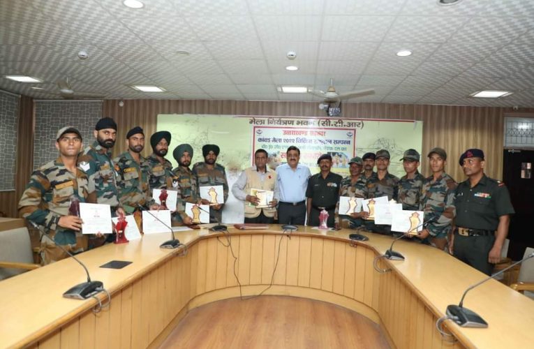 कांवड़ मेले में उत्कृष्ठ सराहनीय कार्यों के लिए बी0ई0जी0 आर्मी तैराक दल के सभी सैनिकों को जिला प्रशासन द्वारा सम्मानित किया गया