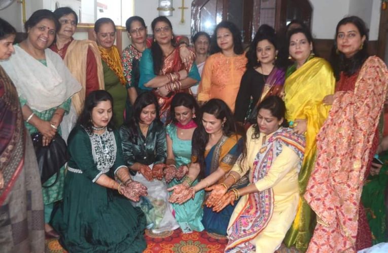 शिवालिक नगर में तीज के अवसर पर पीयूष शर्मा द्वारा तीज महोत्सव का आयोजन, महिलाओं ने हरे रंग की साड़ियों में नृत्य प्रस्तुत कर बटोरी वाहवाही