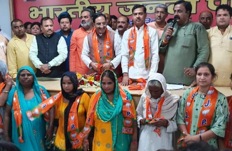 भाजपा की राष्ट्रवादी नीतियों से जनता खुश, सभी राष्ट्र प्रेमी जुड़ रहे हैं भाजपा से, सांसद डॉ रमेश पोखरियाल निशंक ने विभिन्न पार्टी के कार्यकर्ताओं को भाजपा की सदस्यता दिलाई