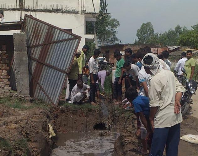 तहसीलदार गिरीश चंद्र त्रिपाठी ने धीरमजरा गांव में जलभराव की समस्या का किया निरीक्षण, स्थाई समाधान के दिए निर्देश