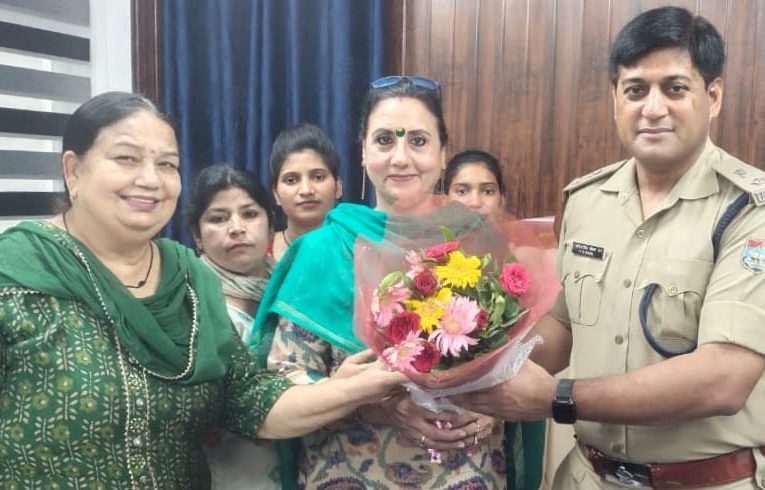 दुष्कर्म मामले में सफल कार्रवाई के लिए पुलिस अधिकारियों एवं चिकित्सकों का समाज सेविका रश्मि चौधरी द्वारा किया गया सम्मान