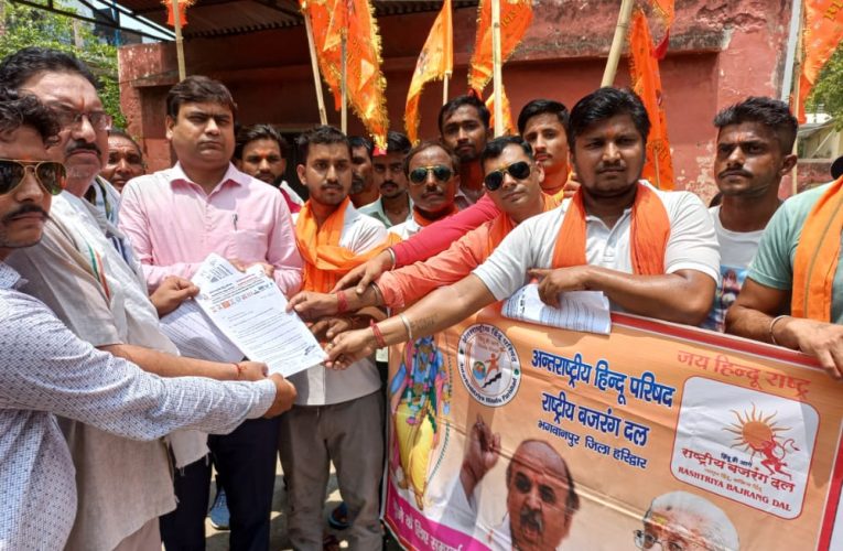 भगवानपुर: उदयपुर हत्याकांड के विरोध में नारेबाजी कर प्रदर्शन, फूंका पुतला, कन्हैया के हत्यारों को फांसी दिलाने की मांग की