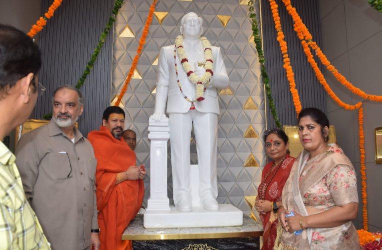 शिक्षा से छात्रों के नैतिक मूल्य और चरित्र को भी सुदृढ़ बनाने की आवश्यकता, धनौरी में शिक्षाविद स्वo डॉ तेजवीर सिंह सैनी की प्रतिमा अनावरण