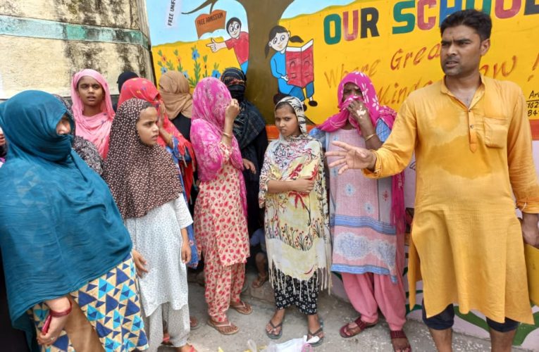 भगवानपुर: आंगनबाड़ी केंद्र पर घटिया क्वालिटी के अंडे बांटने पर अभिभावकों का हंगामा