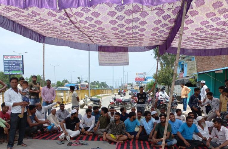 किशनपुर जमालपुर में सड़क पर जलभराव को लेकर धरने पर बैठे ग्रामवासी, तहसीलदार ने मौके पर पहुंचकर कराया समाधान