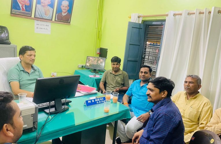 अघोषित बिजली कटौती से नाराज सभासदों ने एसडीओ से की मुलाकात, व्यवस्था में जल्द सुधार करने के लिए कहा