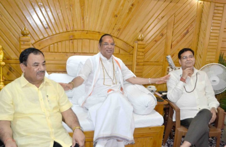 हरिद्वार पहुंचे प्रीतम और हरक, स्वामी ब्रह्मस्वरूप ब्रह्मचारी महाराज से भेंट कर लिया आशीर्वाद, हरक के हरिद्वार लोकसभा से चुनाव लड़ने को लेकर कही ये बात