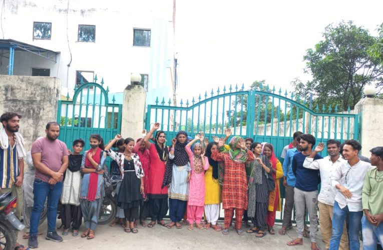 भगवानपुर औद्योगिक क्षेत्र स्थित एलकेमी मेडिसिन कंपनी के श्रमिकों ने वेतन न मिलने पर किया धरना-प्रदर्शन