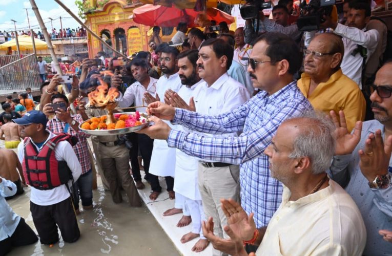 जिलाधिकारी विनय शंकर पांडेय ने कांवड़ मेले का किया विधिवत शुभारंभ