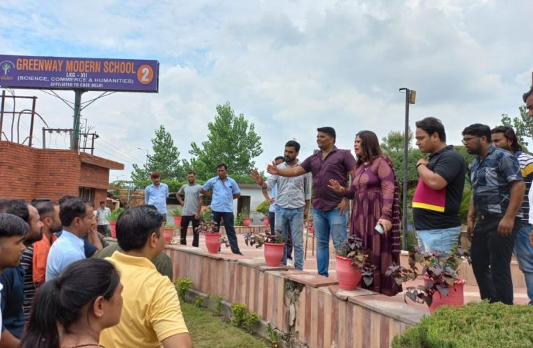 ग्रीनवे मॉडर्न स्कूल 2 में घायल बच्चों के अभिभावको ने किया हंगामा, स्कूल प्रबंधन पर लापरवाही का आरोप लगाकर की नारेबाजी